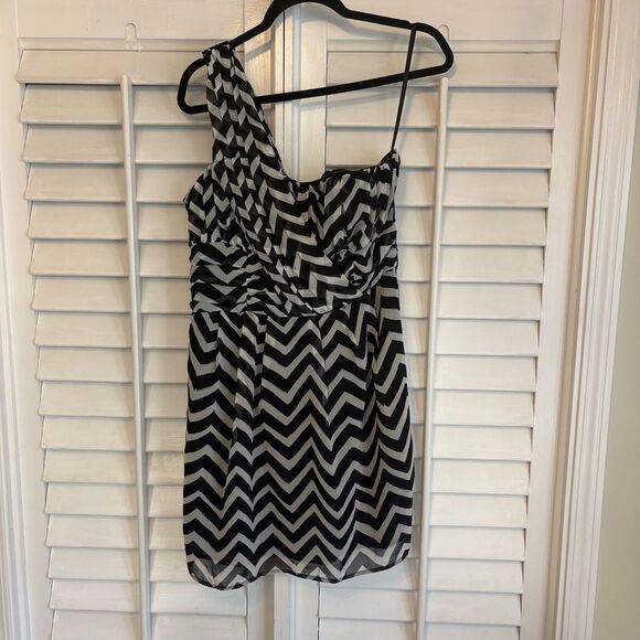 H&M Black and White Chevron One-Shoulder Dress‎ Size 12 - Picture 1 of 7